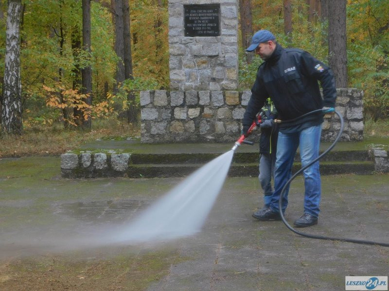 Strażacy uporządkowali miejsce pamięci (zdjęcia)
