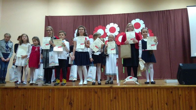 Śpiewali piosenki patriotyczne (zdjęcia)