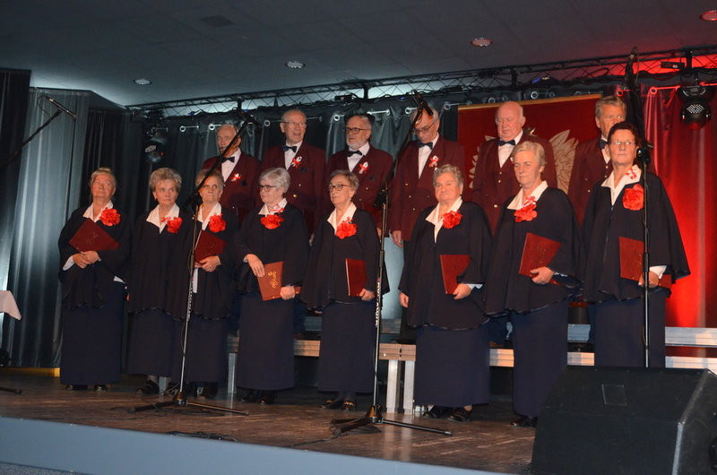 Patriotyczne śpiewanie w Święciechowie (zdjęcia)