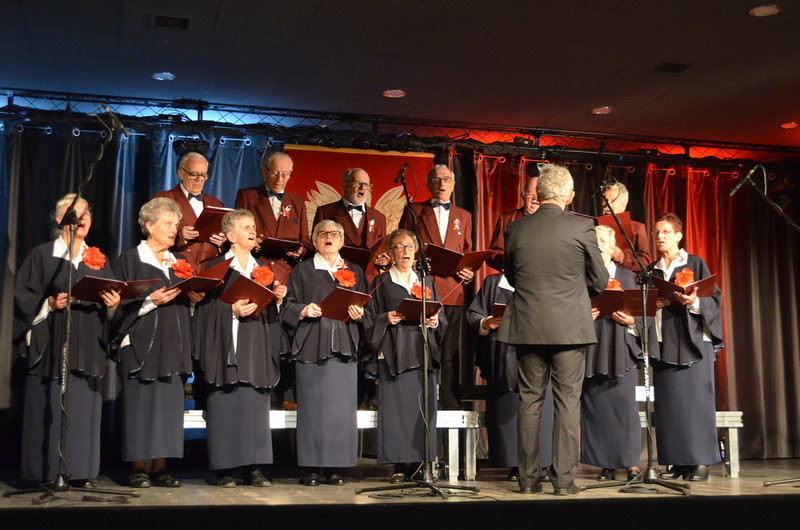 Patriotyczne śpiewanie w Święciechowie (zdjęcia)