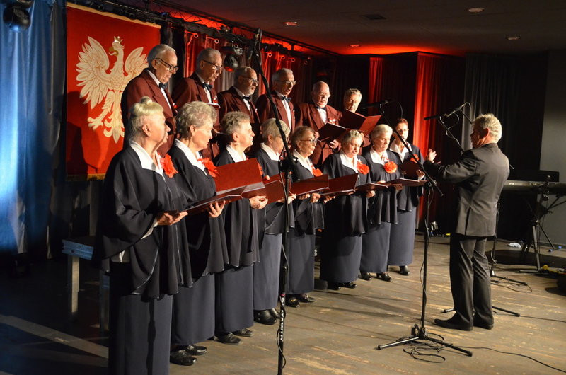 Patriotyczne śpiewanie w Święciechowie (zdjęcia)