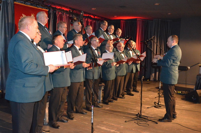 Patriotyczne śpiewanie w Święciechowie (zdjęcia)