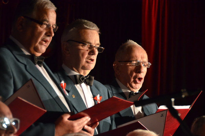 Patriotyczne śpiewanie w Święciechowie (zdjęcia)