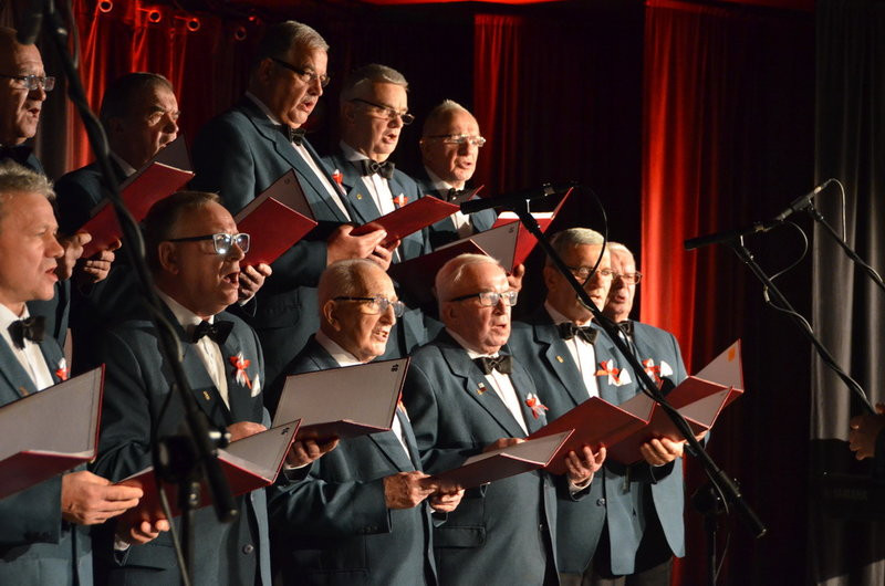 Patriotyczne śpiewanie w Święciechowie (zdjęcia)