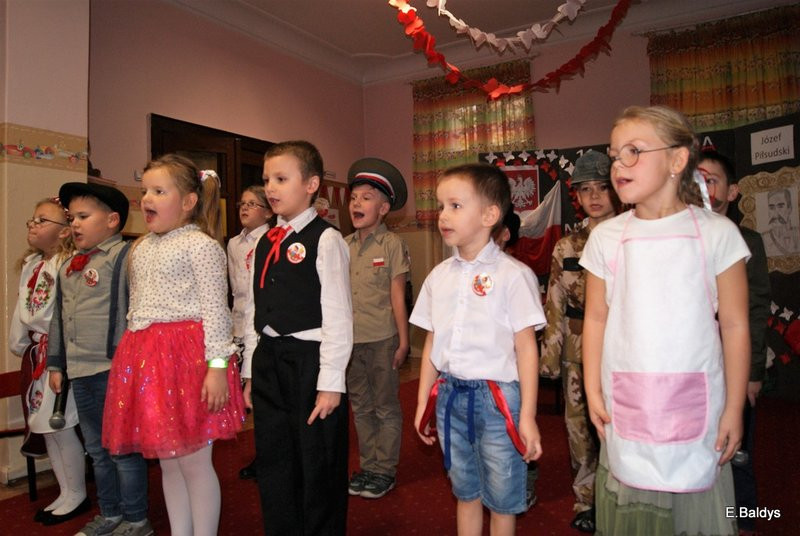 W Przedszkolu nr 6 rośnie Dąb Niepodległości (zdjęcia)