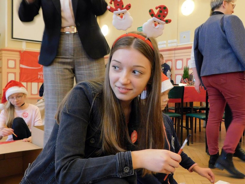 Malowali kartony na Szlachetną Paczkę  (zdjęcia)