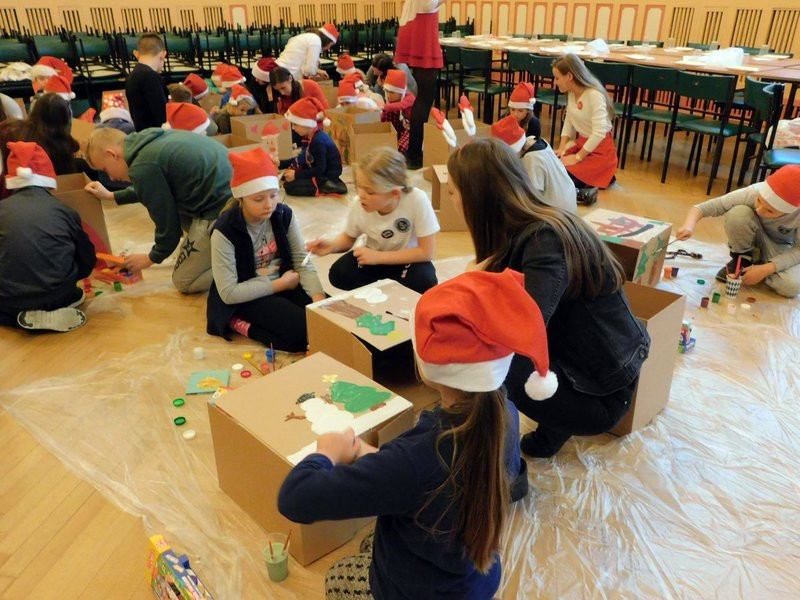 Malowali kartony na Szlachetną Paczkę  (zdjęcia)