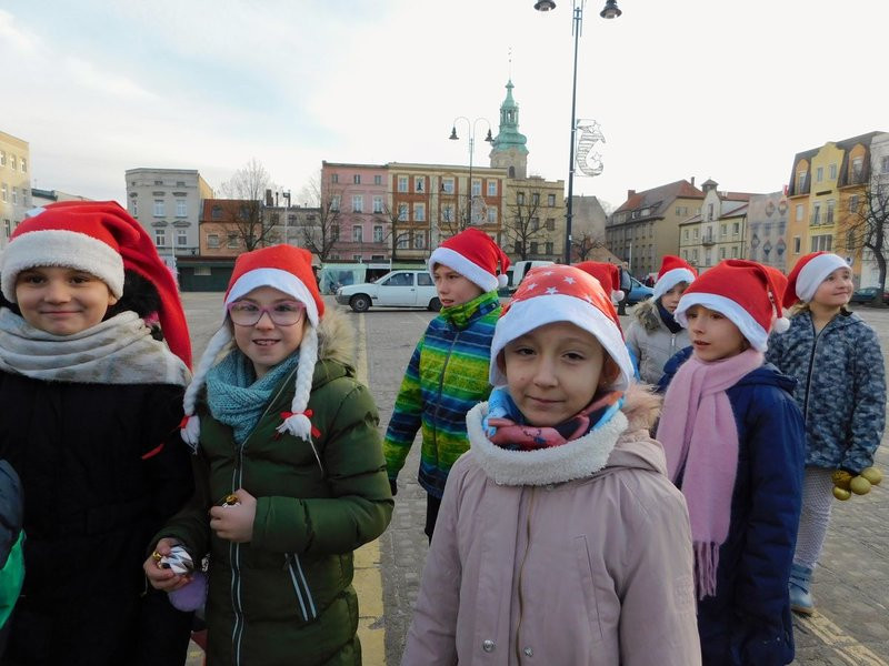 Dzieci ubrały choinkę (zdjęcia)