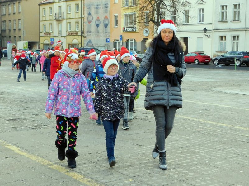 Dzieci ubrały choinkę (zdjęcia)