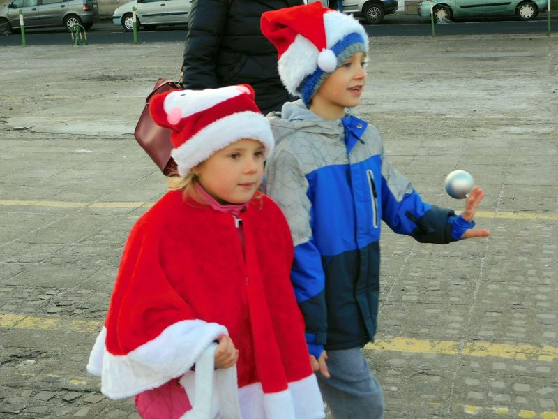 Dzieci ubrały choinkę (zdjęcia)