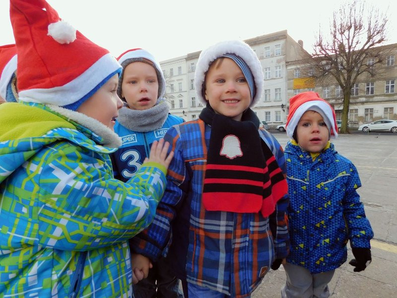 Dzieci ubrały choinkę (zdjęcia)