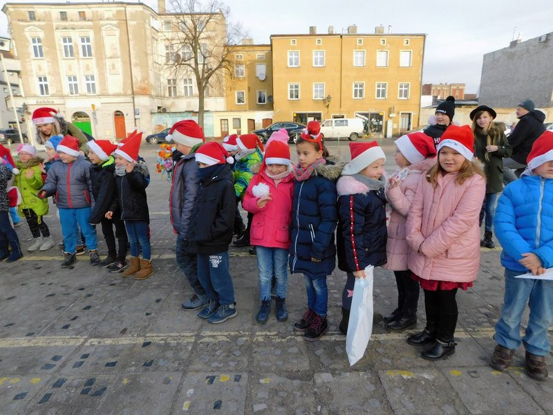 Dzieci ubrały choinkę (zdjęcia)