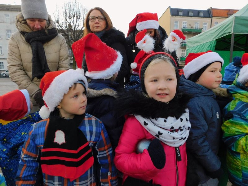 Dzieci ubrały choinkę (zdjęcia)