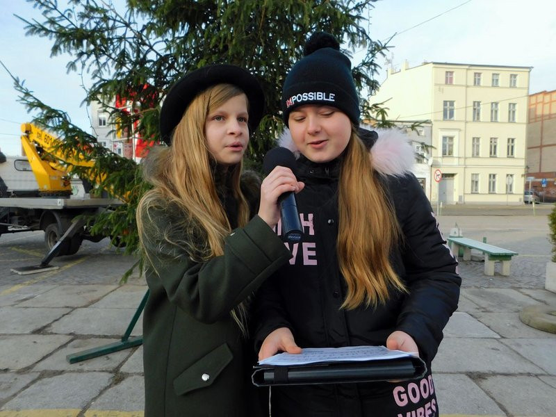 Dzieci ubrały choinkę (zdjęcia)