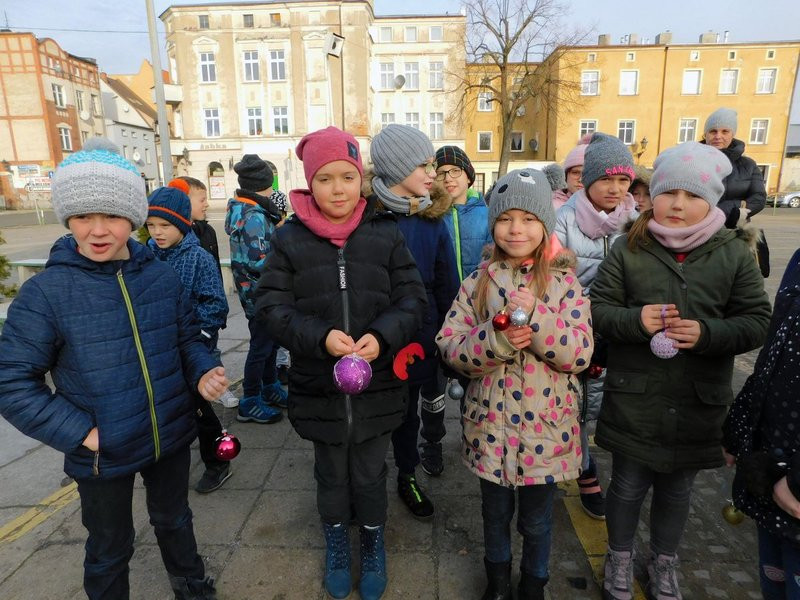 Dzieci ubrały choinkę (zdjęcia)