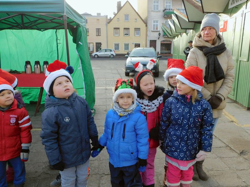 Dzieci ubrały choinkę (zdjęcia)