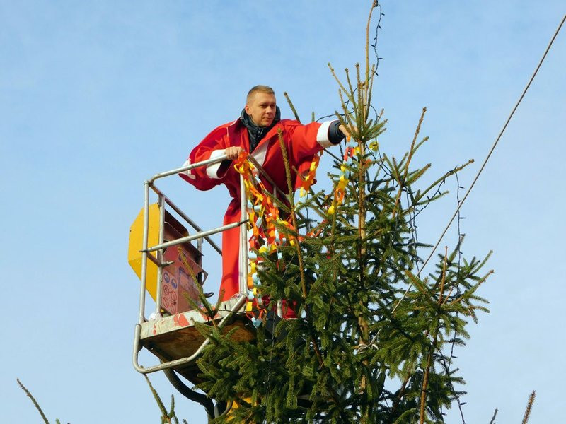 Dzieci ubrały choinkę (zdjęcia)