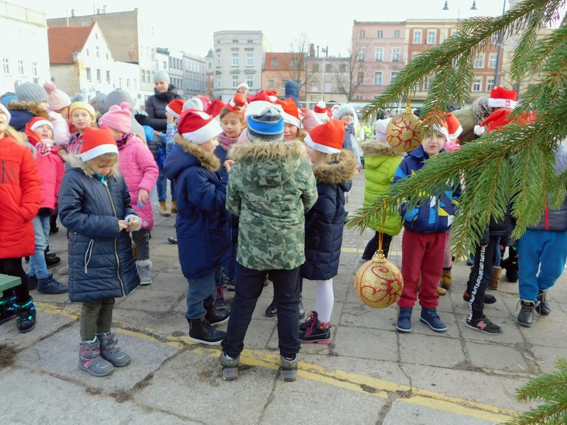Dzieci ubrały choinkę (zdjęcia)