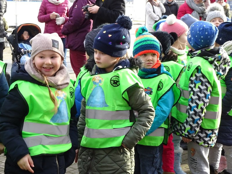 Choinka przy stadionie już ozdobiona (zdjęcia)