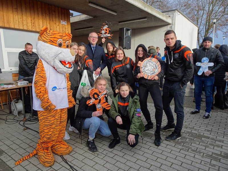 Choinka przy stadionie już ozdobiona (zdjęcia)