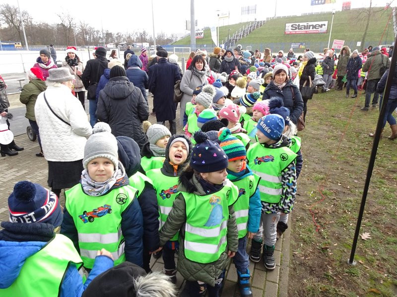 Choinka przy stadionie już ozdobiona (zdjęcia)