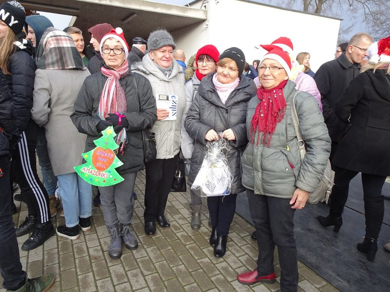 Choinka przy stadionie już ozdobiona (zdjęcia)