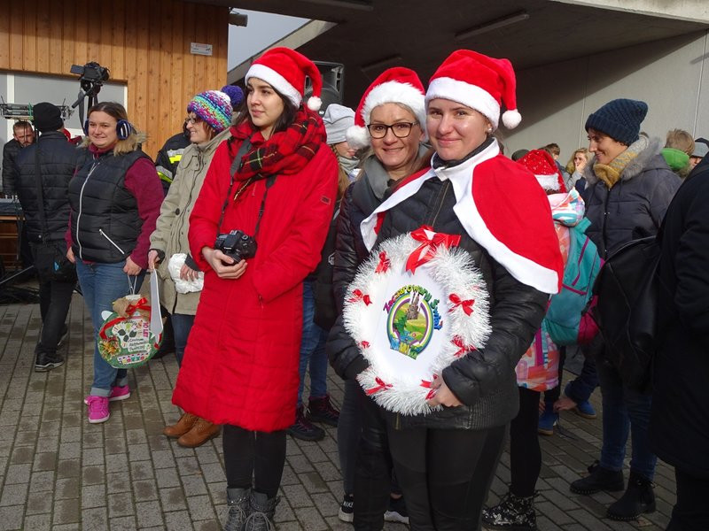 Choinka przy stadionie już ozdobiona (zdjęcia)