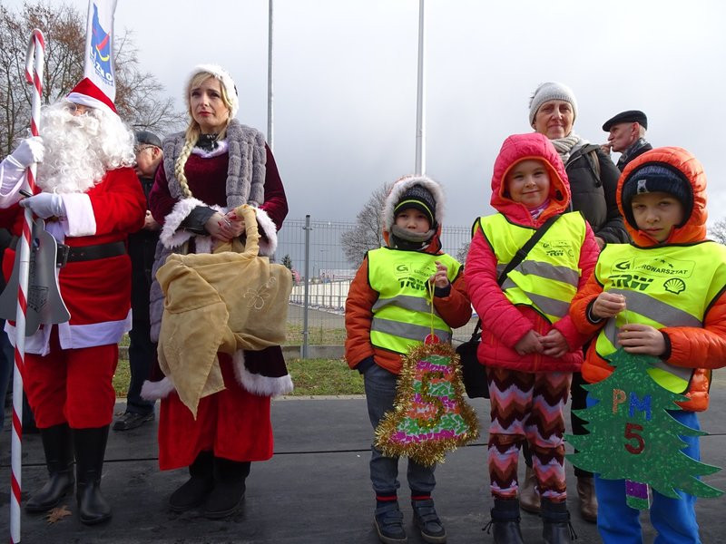 Choinka przy stadionie już ozdobiona (zdjęcia)