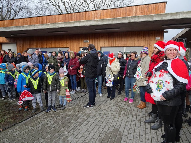Choinka przy stadionie już ozdobiona (zdjęcia)