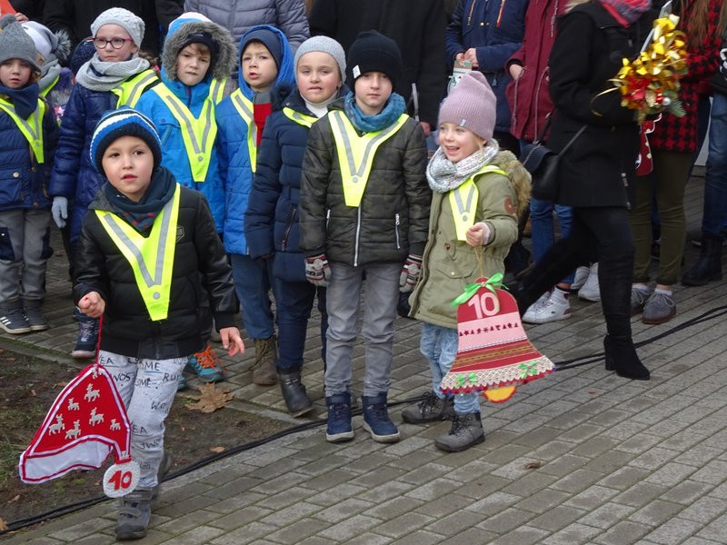 Choinka przy stadionie już ozdobiona (zdjęcia)