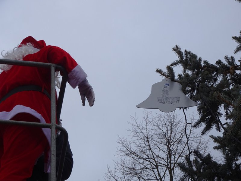 Choinka przy stadionie już ozdobiona (zdjęcia)