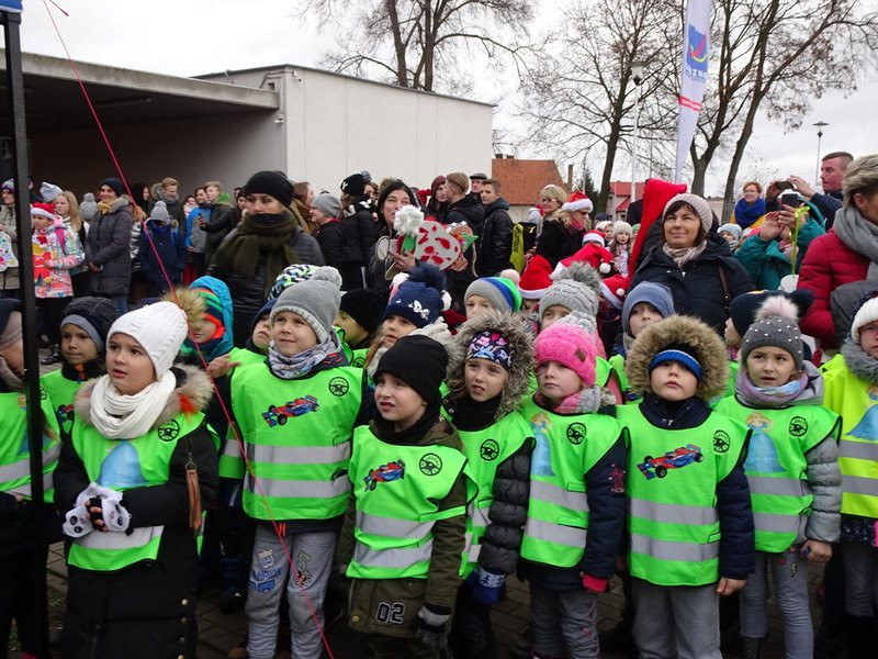Choinka przy stadionie już ozdobiona (zdjęcia)