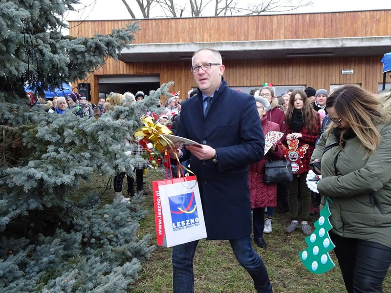 Choinka przy stadionie już ozdobiona (zdjęcia)