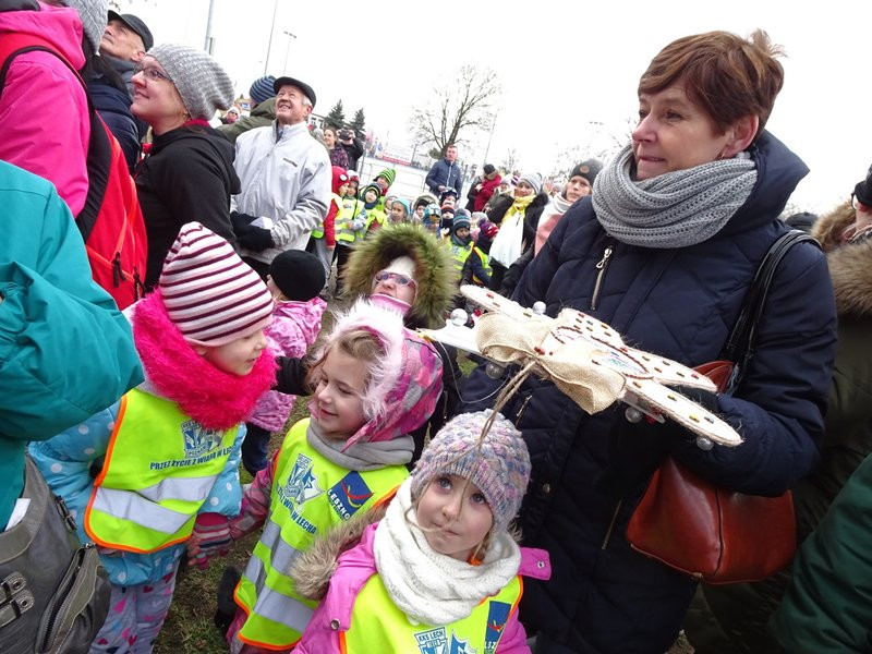 Choinka przy stadionie już ozdobiona (zdjęcia)