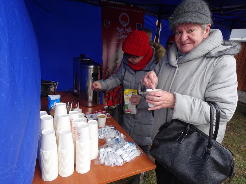 Choinka przy stadionie już ozdobiona (zdjęcia)