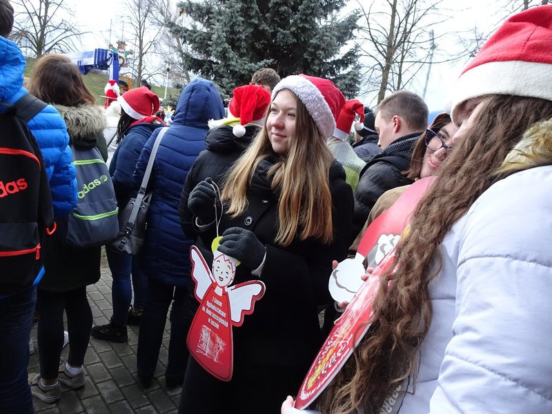 Choinka przy stadionie już ozdobiona (zdjęcia)