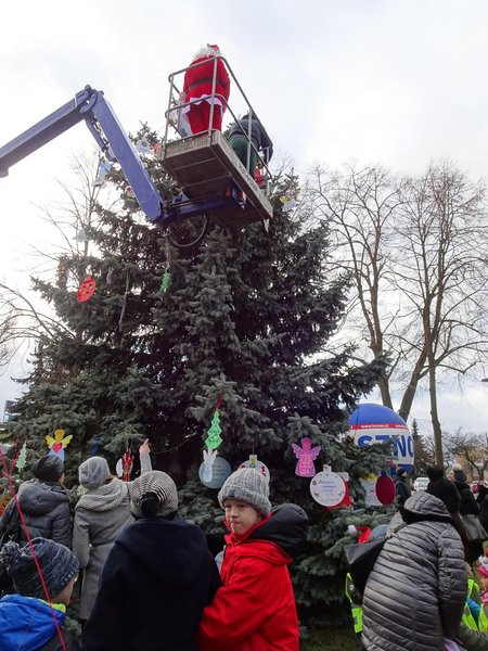 Choinka przy stadionie już ozdobiona (zdjęcia)