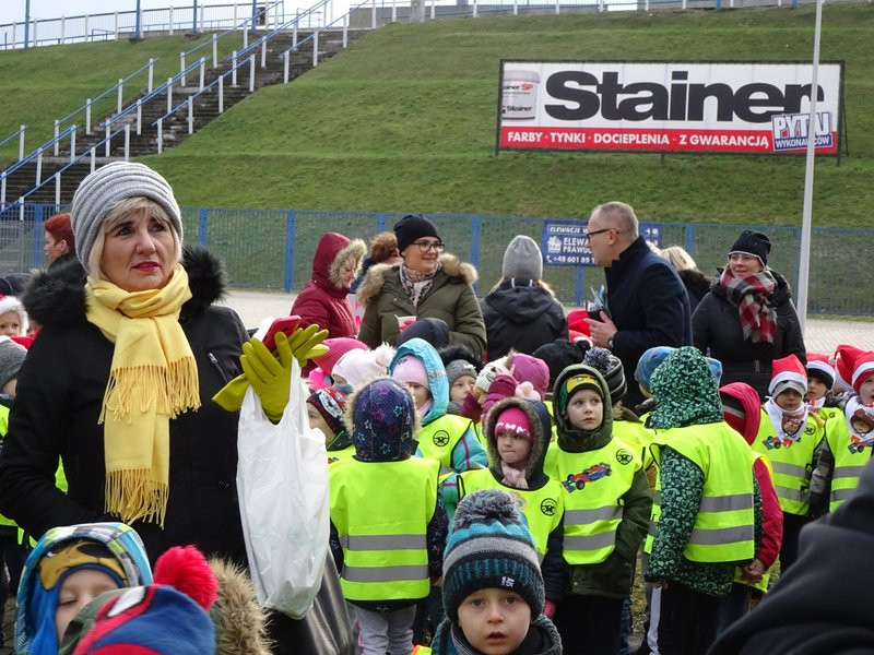 Choinka przy stadionie już ozdobiona (zdjęcia)