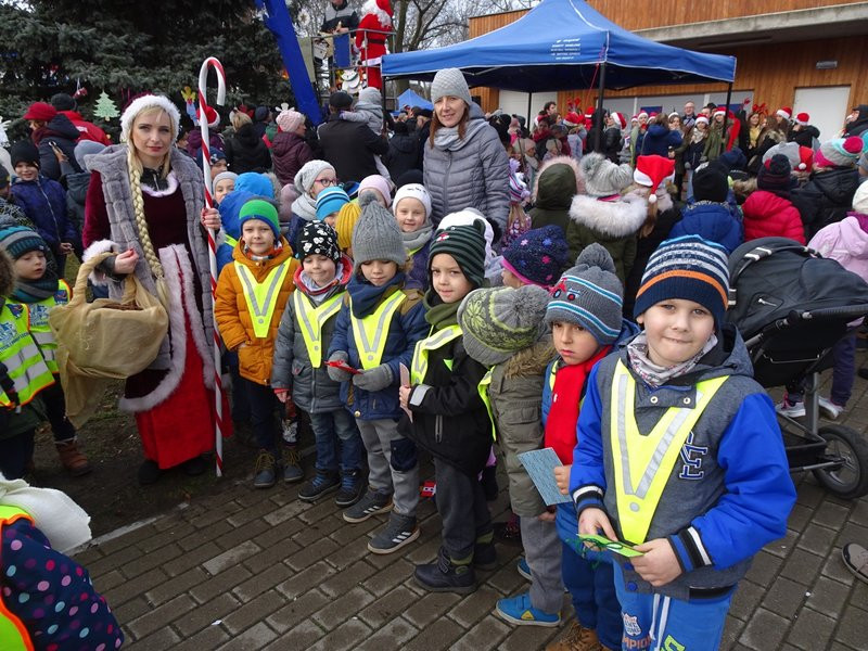 Choinka przy stadionie już ozdobiona (zdjęcia)
