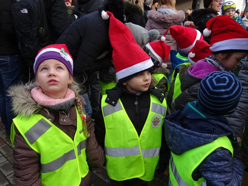 Choinka przy stadionie już ozdobiona (zdjęcia)