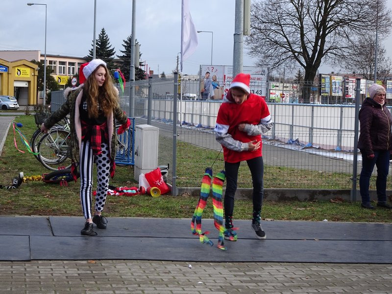 Choinka przy stadionie już ozdobiona (zdjęcia)