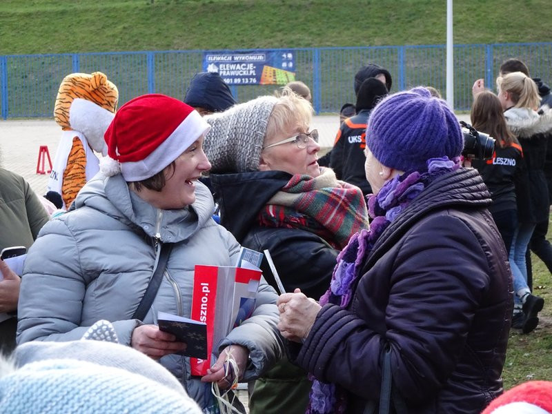 Choinka przy stadionie już ozdobiona (zdjęcia)