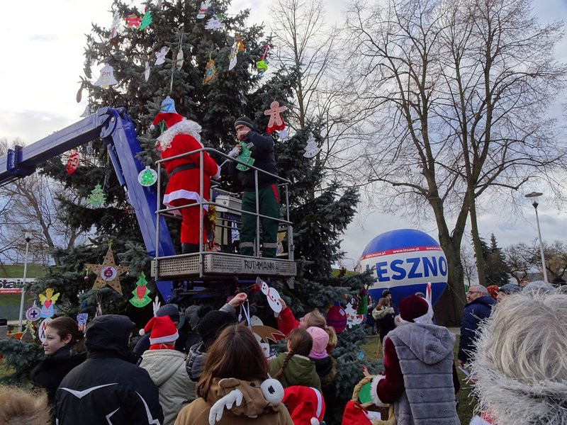 Choinka przy stadionie już ozdobiona (zdjęcia)