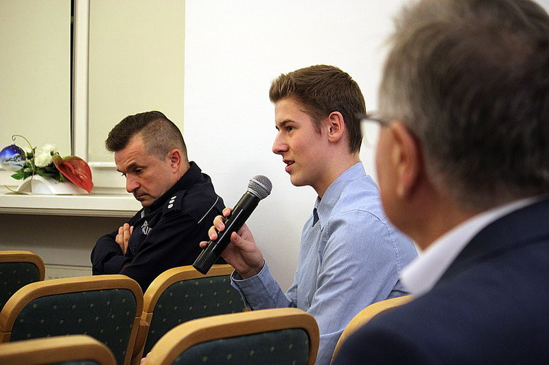 Milicjanci też łamią prawo! (zdjęcia z debaty)