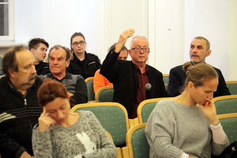 Milicjanci też łamią prawo! (zdjęcia z debaty)