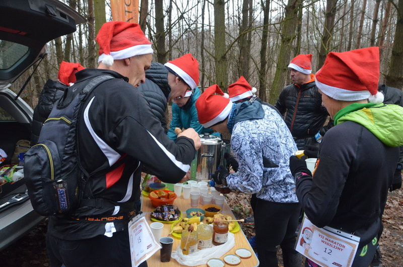 Wigilijni maratończycy zaliczyli 42 km po lasach (zdjęcia)