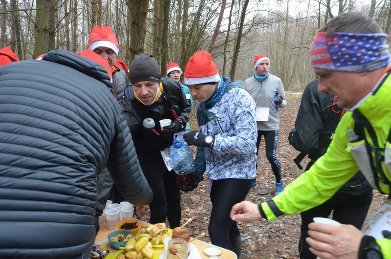 Wigilijni maratończycy zaliczyli 42 km po lasach (zdjęcia)