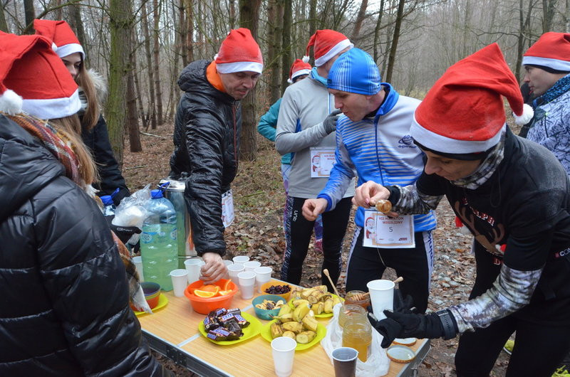 Wigilijni maratończycy zaliczyli 42 km po lasach (zdjęcia)