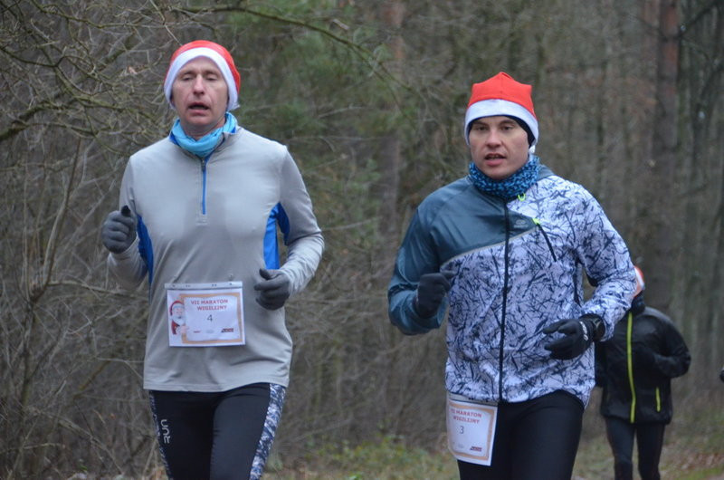 Wigilijni maratończycy zaliczyli 42 km po lasach (zdjęcia)