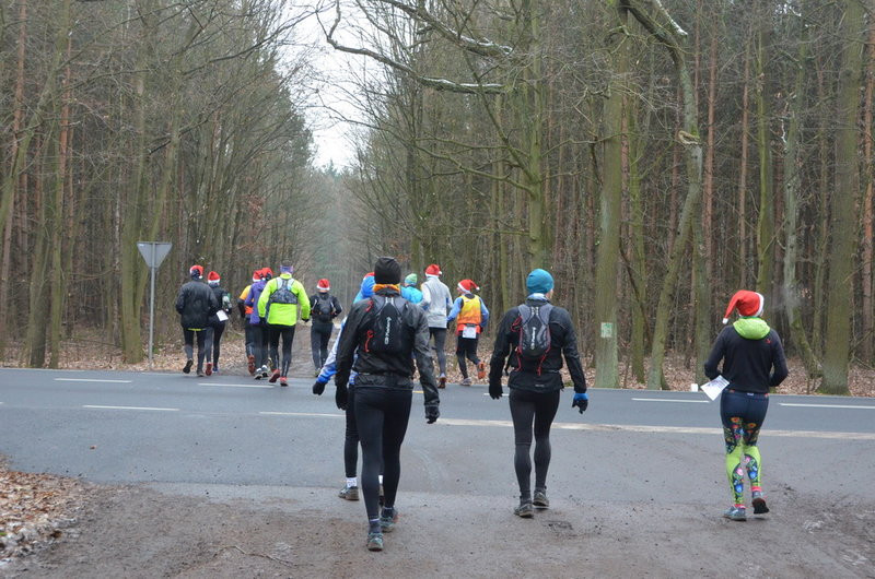 Wigilijni maratończycy zaliczyli 42 km po lasach (zdjęcia)